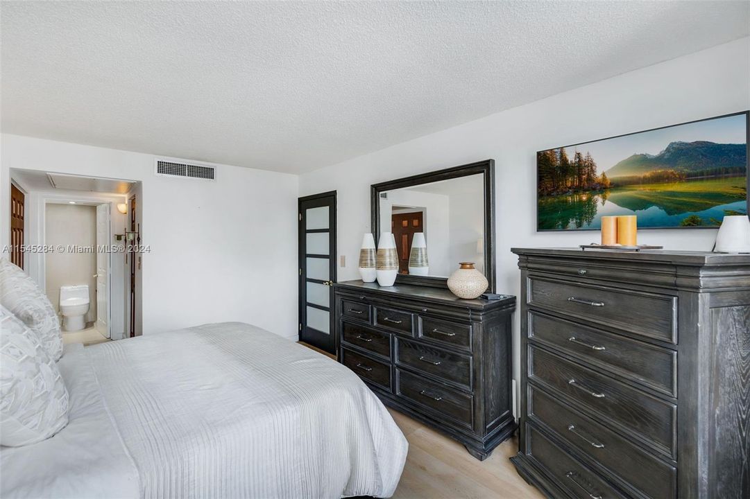 Recently Sold: $380,000 (1 beds, 1 baths, 910 Square Feet)