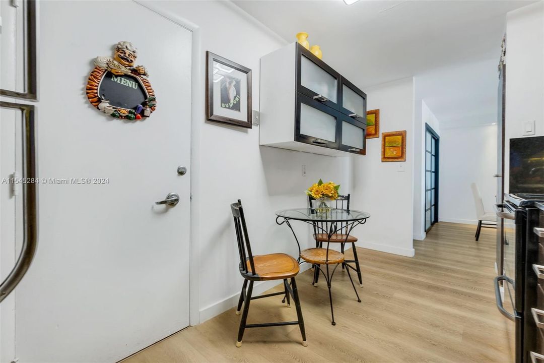 Recently Sold: $380,000 (1 beds, 1 baths, 910 Square Feet)