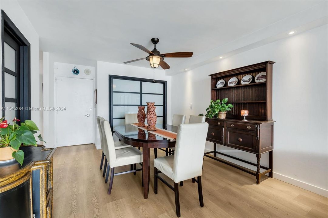Recently Sold: $380,000 (1 beds, 1 baths, 910 Square Feet)