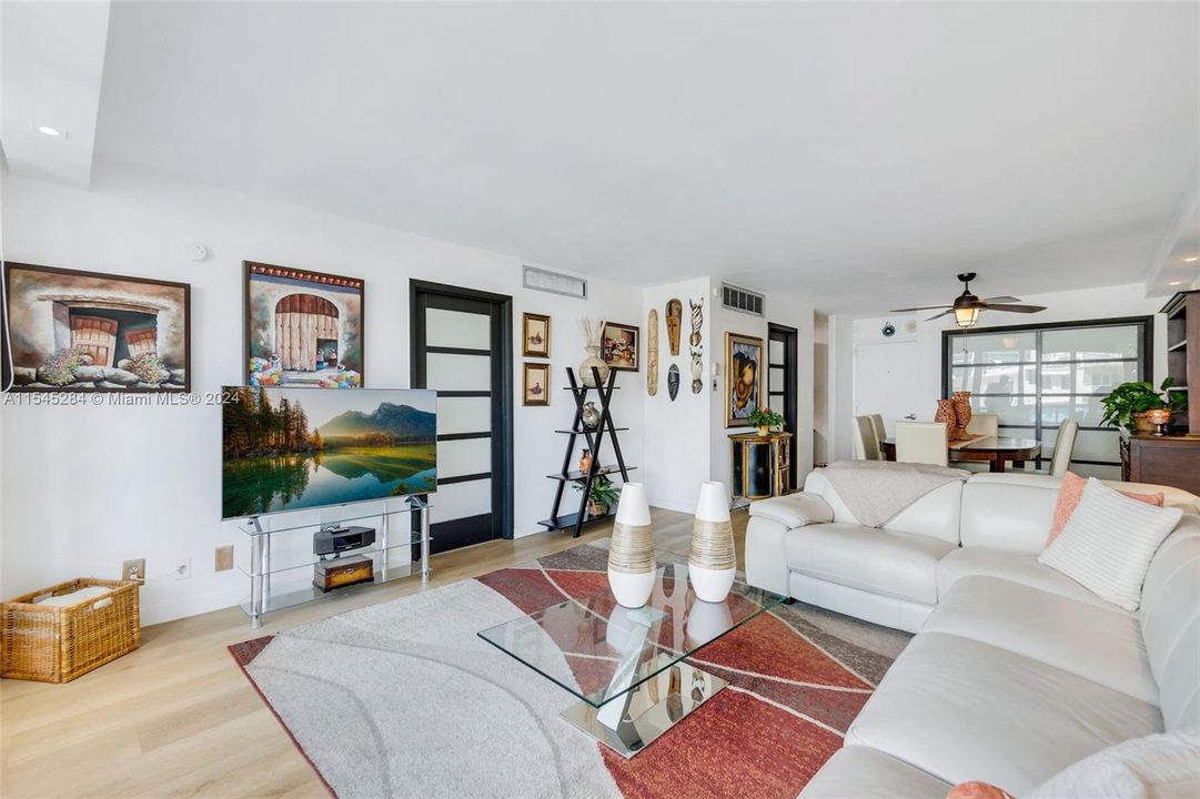 Recently Sold: $380,000 (1 beds, 1 baths, 910 Square Feet)