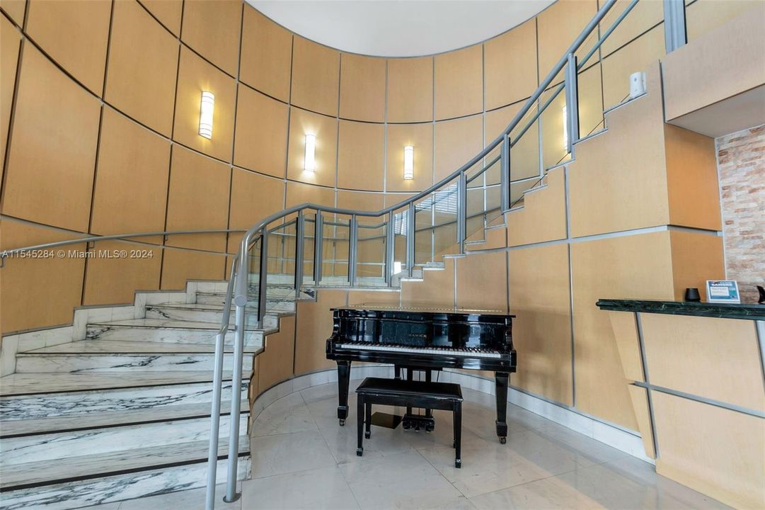 Recently Sold: $380,000 (1 beds, 1 baths, 910 Square Feet)