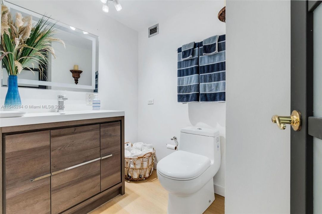 Recently Sold: $380,000 (1 beds, 1 baths, 910 Square Feet)