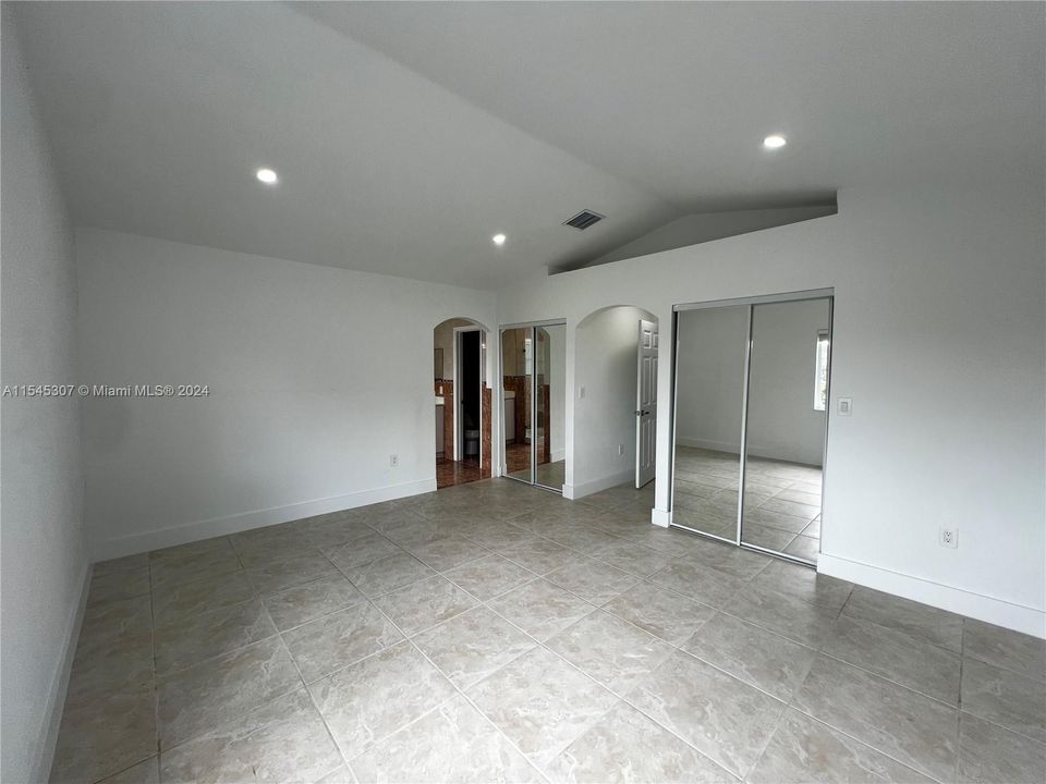 Activo con contrato: $719,000 (4 camas, 3 baños, 2272 Pies cuadrados)