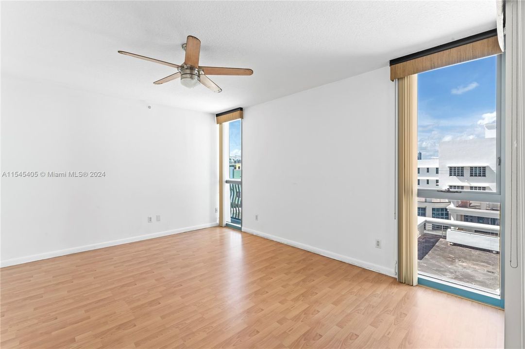 For Sale: $679,000 (1 beds, 1 baths, 940 Square Feet)
