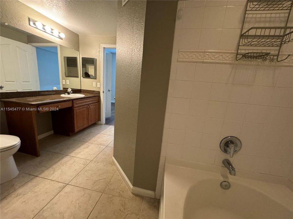 最近租的: $2,400 (2 贝兹, 2 浴室, 1181 平方英尺)