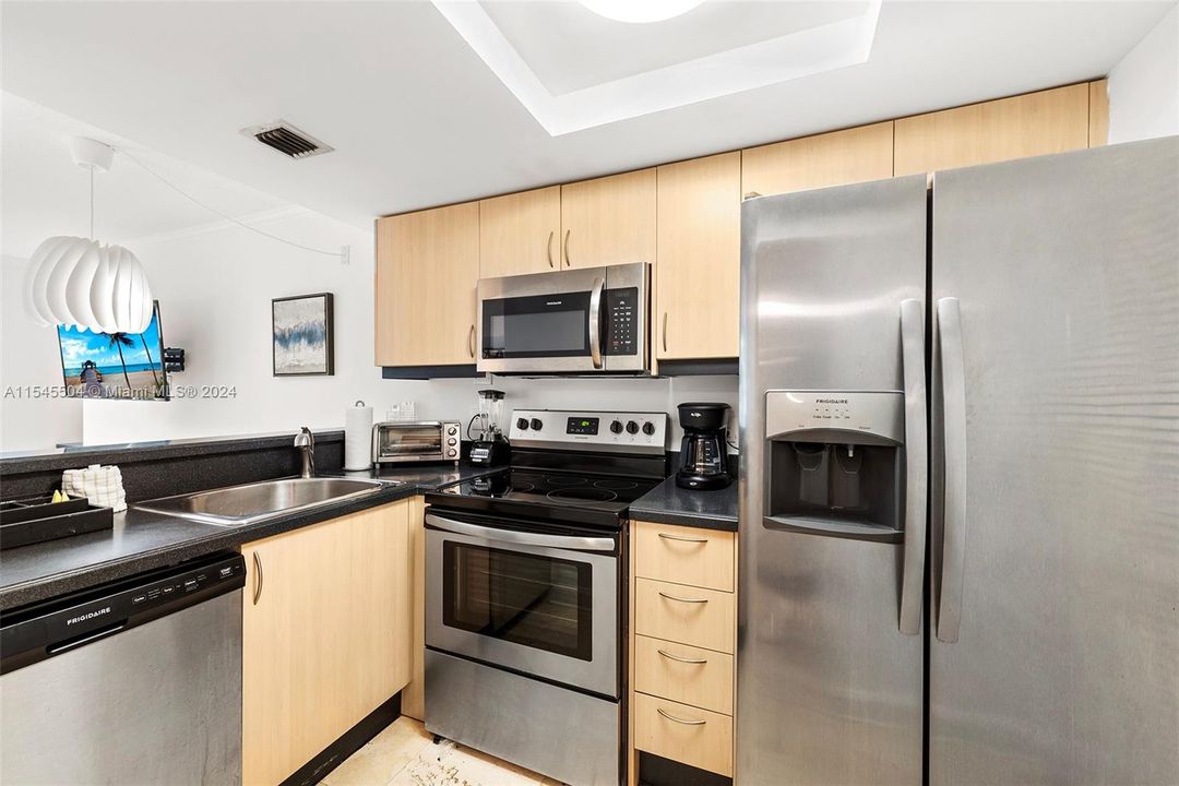 For Sale: $545,000 (1 beds, 1 baths, 620 Square Feet)