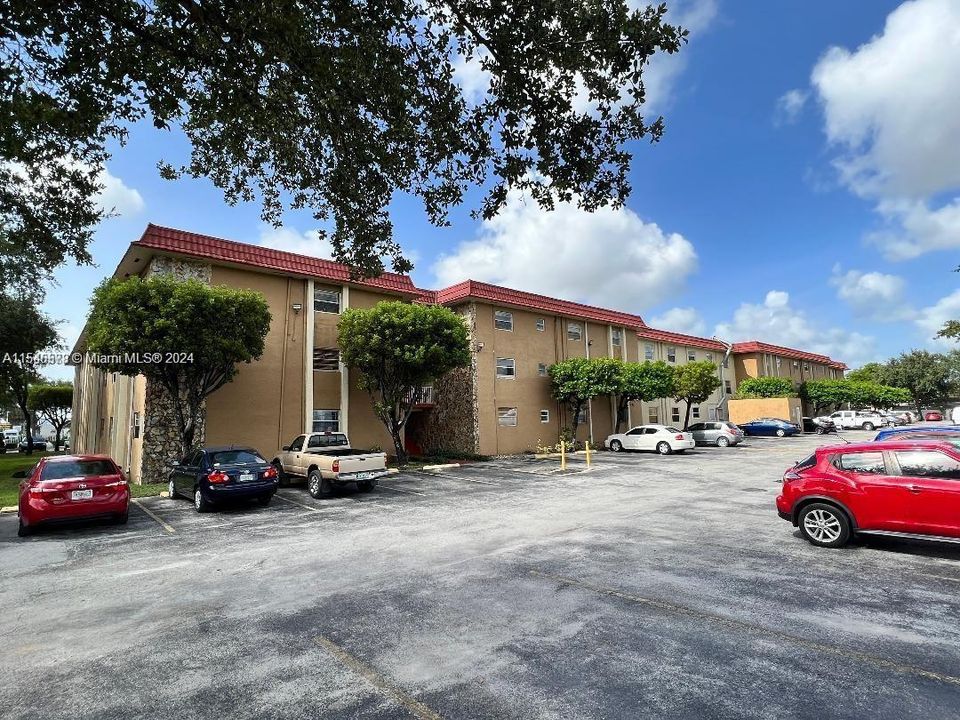 Active With Contract: $184,000 (1 beds, 1 baths, 613 Square Feet)