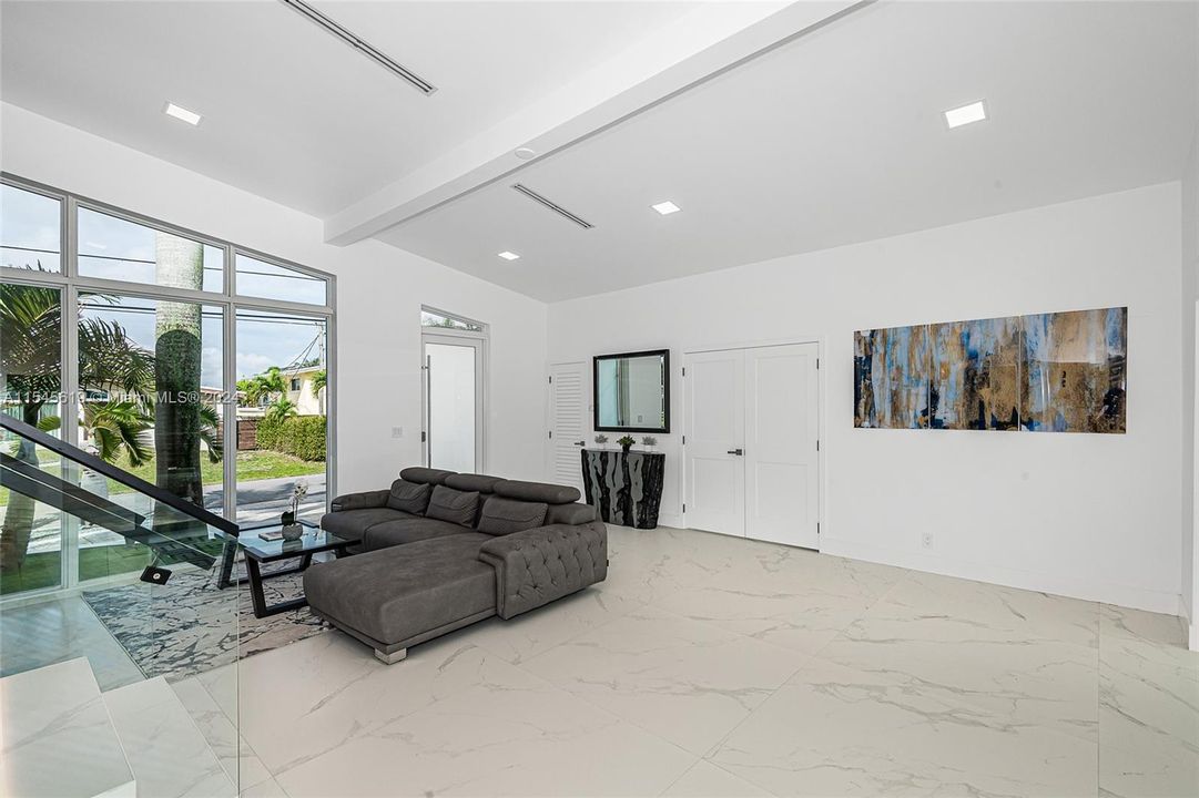For Sale: $1,649,000 (3 beds, 2 baths, 1572 Square Feet)