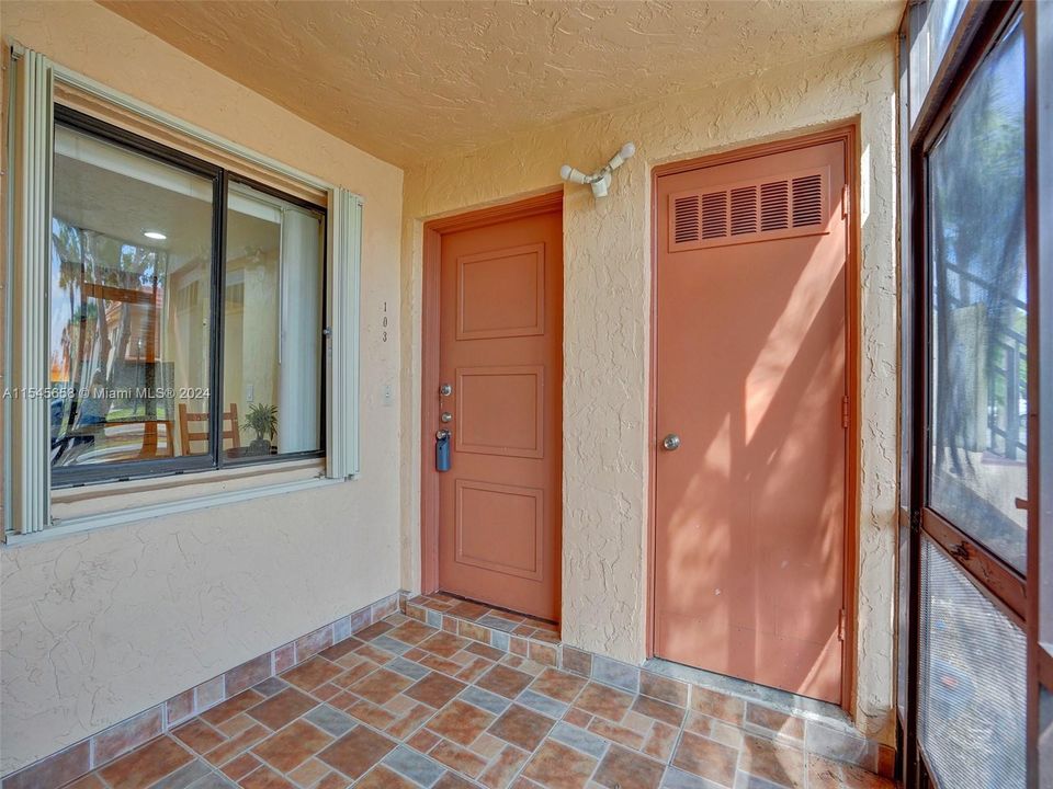 For Sale: $325,000 (2 beds, 2 baths, 1256 Square Feet)