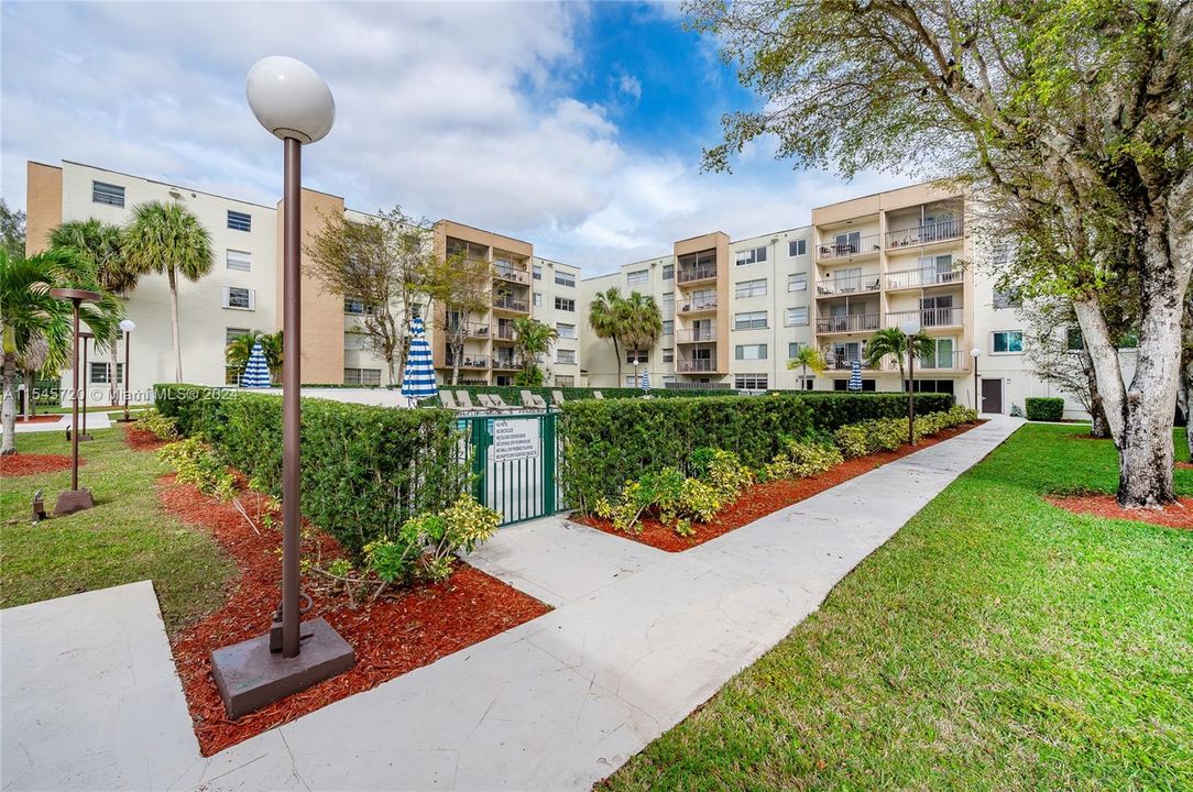 Active With Contract: $299,900 (2 beds, 2 baths, 1020 Square Feet)