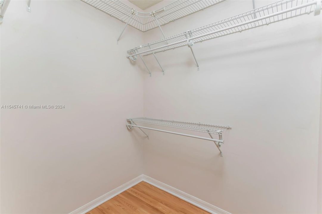 For Sale: $480,000 (2 beds, 1 baths, 979 Square Feet)