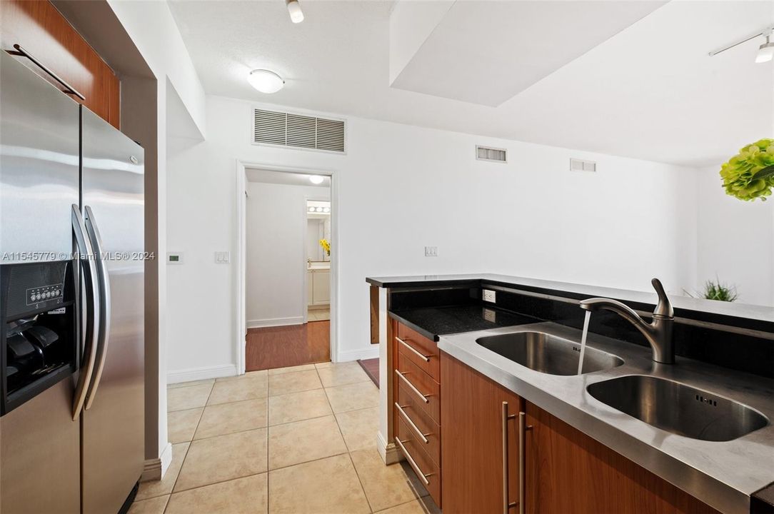 For Sale: $599,000 (2 beds, 2 baths, 1072 Square Feet)