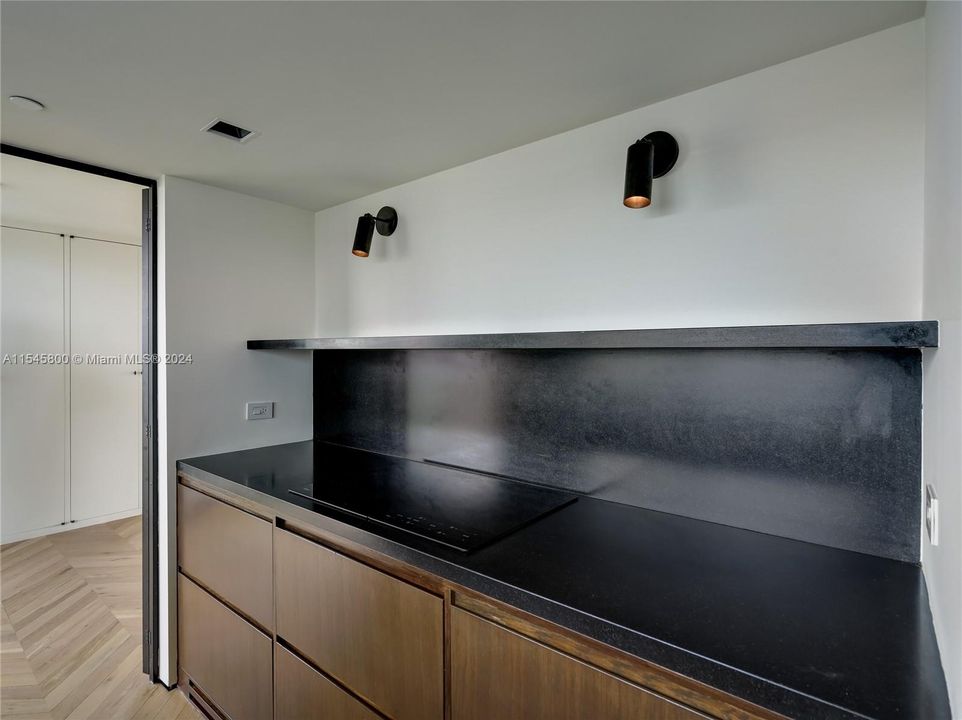 For Sale: $999,000 (1 beds, 1 baths, 738 Square Feet)