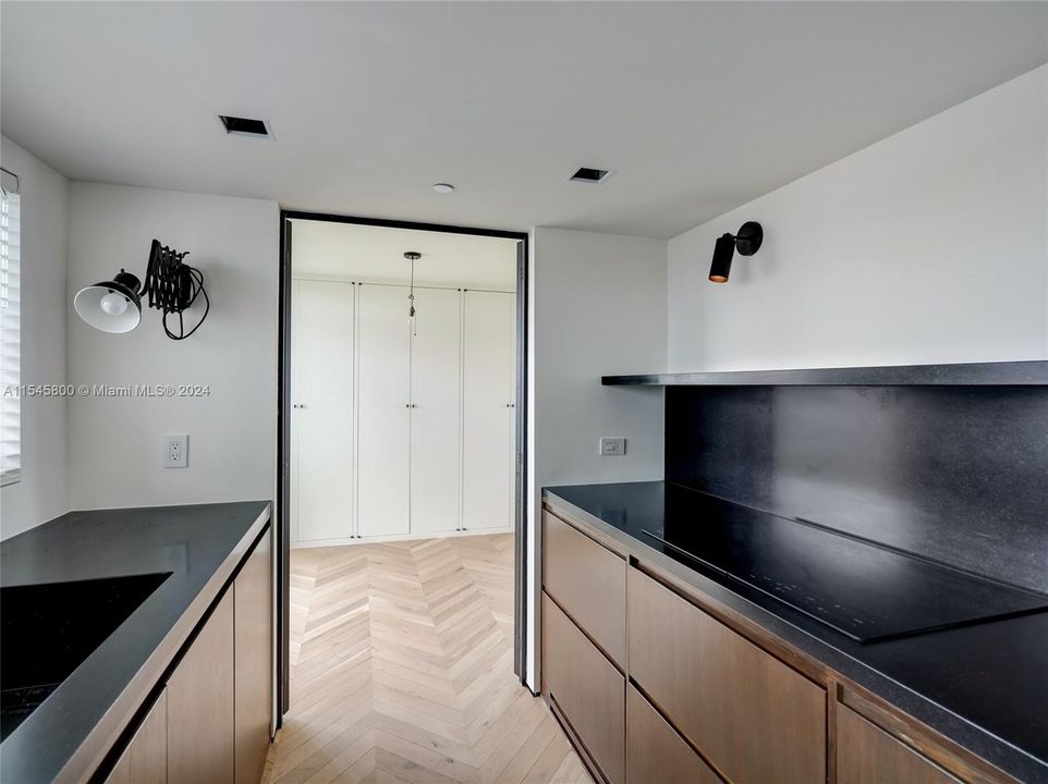 For Sale: $850,000 (1 beds, 1 baths, 738 Square Feet)