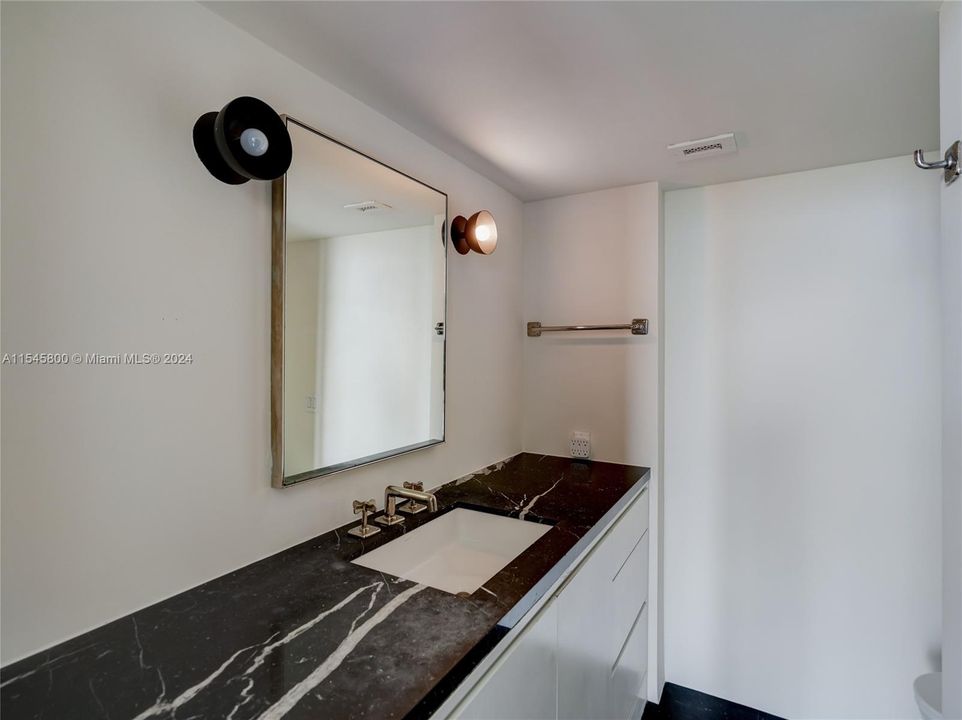For Sale: $850,000 (1 beds, 1 baths, 738 Square Feet)