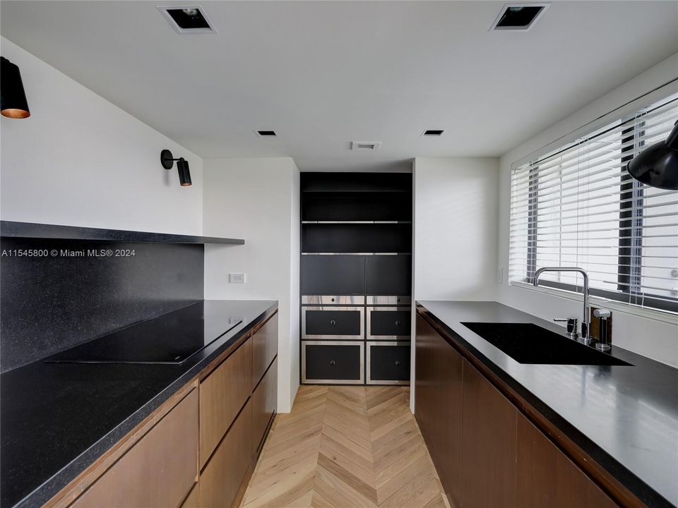 For Sale: $999,000 (1 beds, 1 baths, 738 Square Feet)