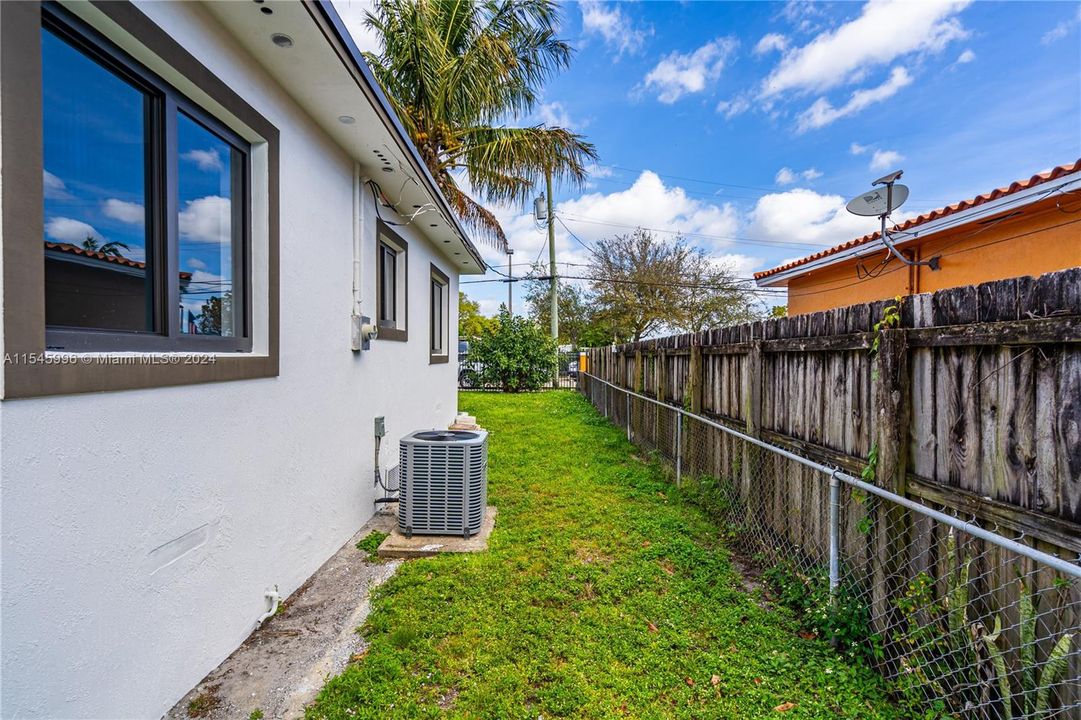 Active With Contract: $640,000 (3 beds, 2 baths, 1364 Square Feet)