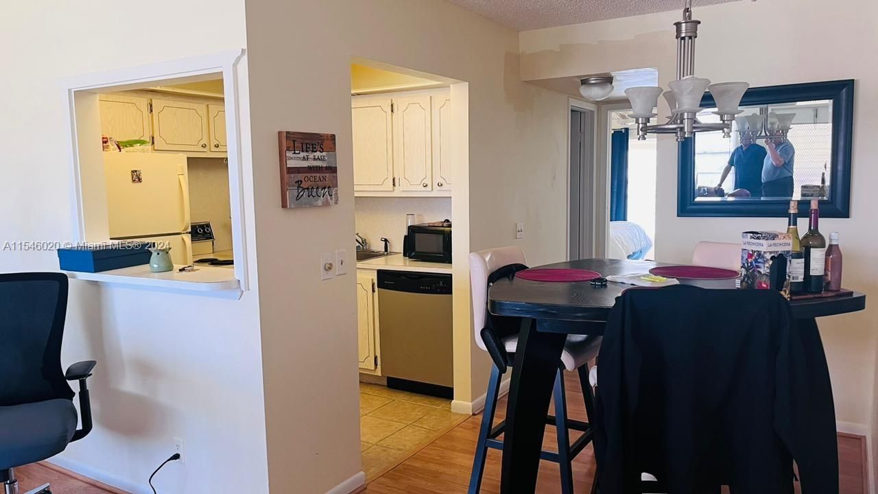 For Sale: $130,000 (1 beds, 1 baths, 601 Square Feet)