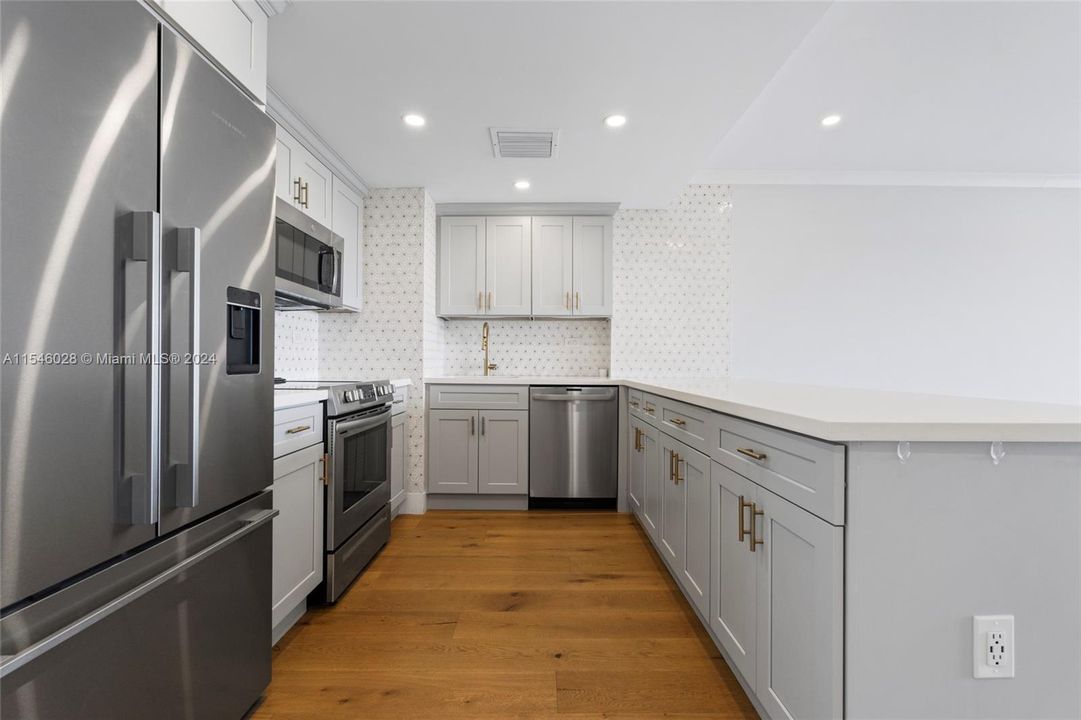 Active With Contract: $555,000 (1 beds, 1 baths, 832 Square Feet)
