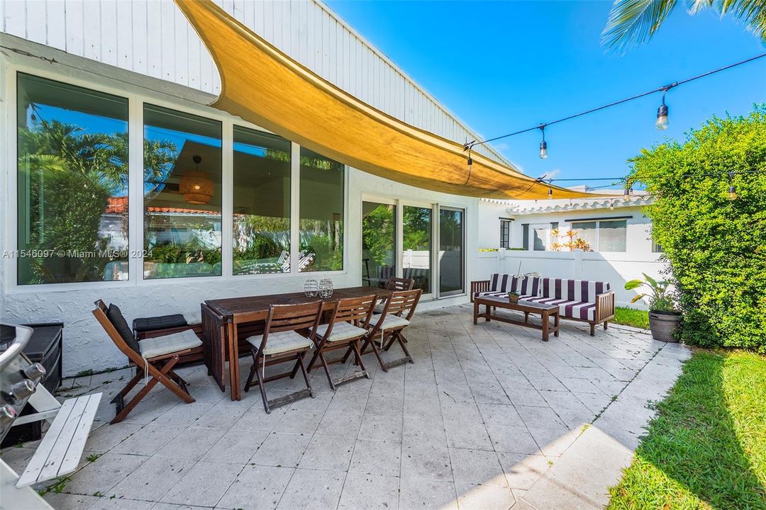 Recently Sold: $1,799,000 (4 beds, 2 baths, 2191 Square Feet)