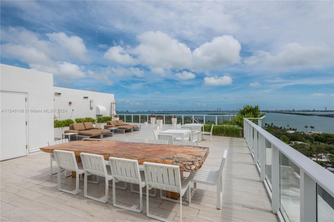 Recently Rented: $3,950 (2 beds, 2 baths, 1060 Square Feet)