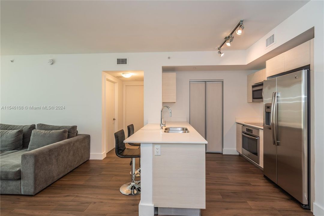 Recently Rented: $3,950 (2 beds, 2 baths, 1060 Square Feet)