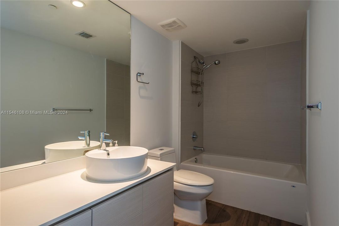 Recently Rented: $3,950 (2 beds, 2 baths, 1060 Square Feet)