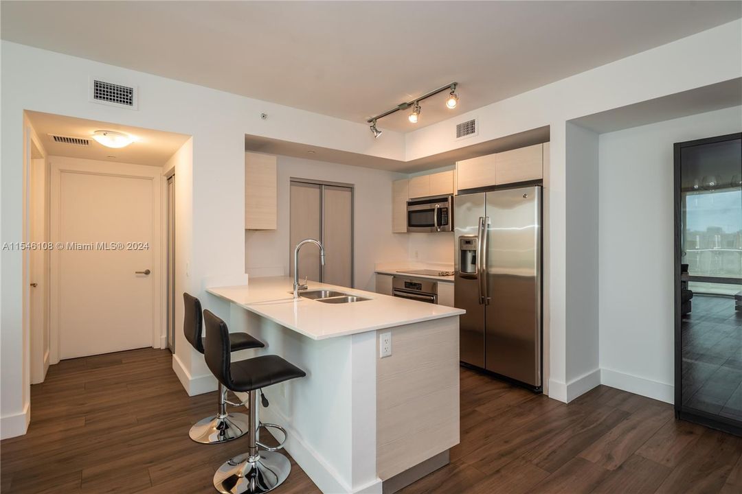 Recently Rented: $3,950 (2 beds, 2 baths, 1060 Square Feet)