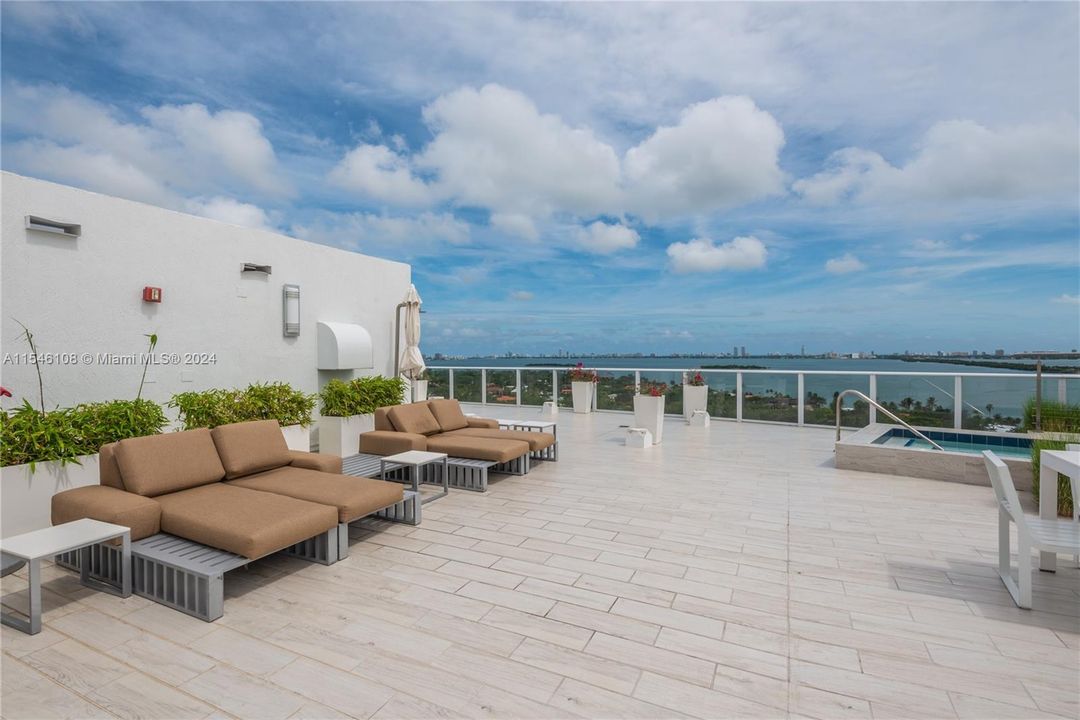 Recently Rented: $3,950 (2 beds, 2 baths, 1060 Square Feet)