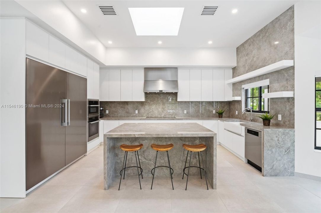 Active With Contract: $8,975,000 (6 beds, 6 baths, 6034 Square Feet)