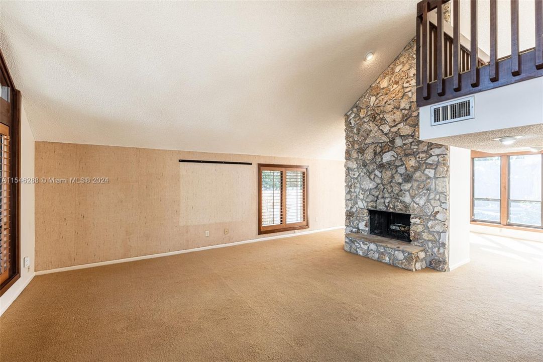 最近售出: $1,595,000 (5 贝兹, 3 浴室, 0 平方英尺)