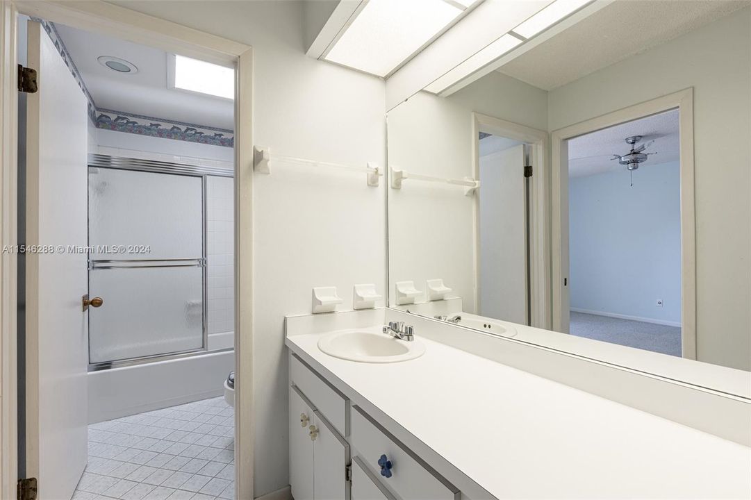 最近售出: $1,595,000 (5 贝兹, 3 浴室, 0 平方英尺)