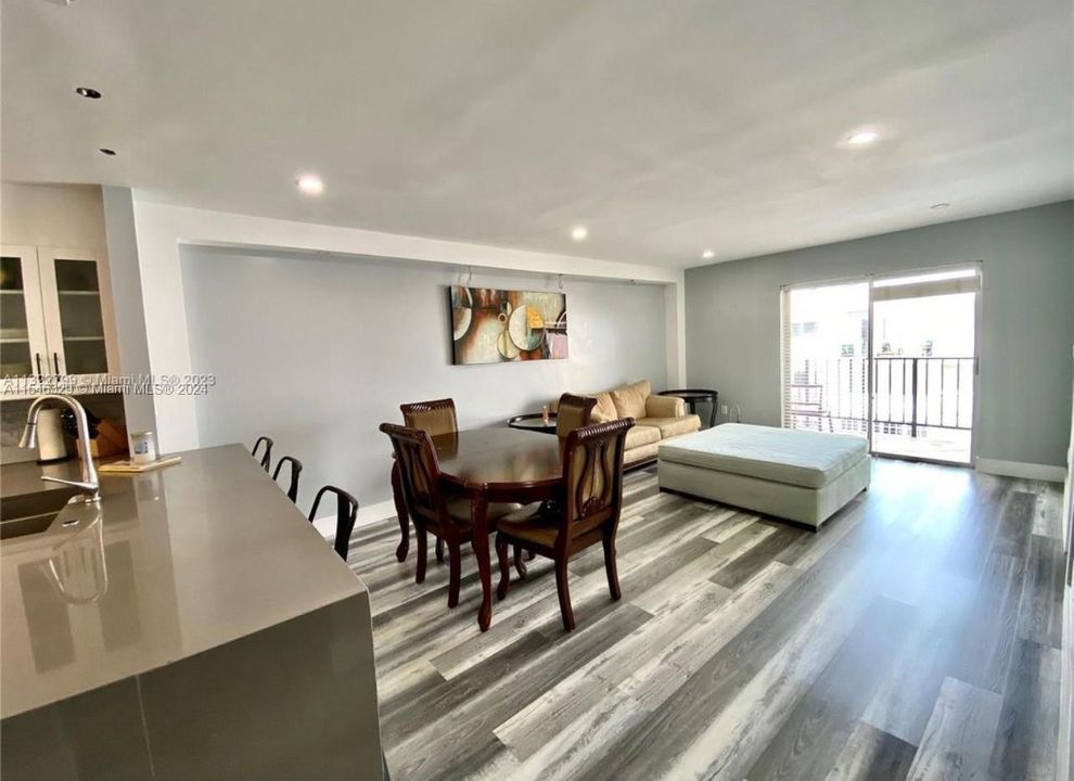 For Sale: $310,000 (2 beds, 2 baths, 900 Square Feet)