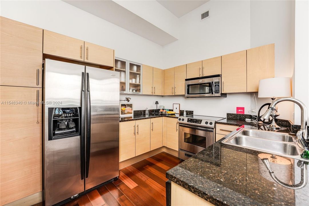 For Sale: $1,090,000 (2 beds, 2 baths, 1400 Square Feet)