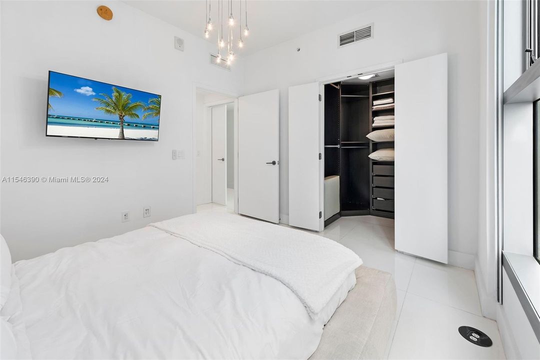 For Sale: $1,899,000 (2 beds, 2 baths, 1290 Square Feet)
