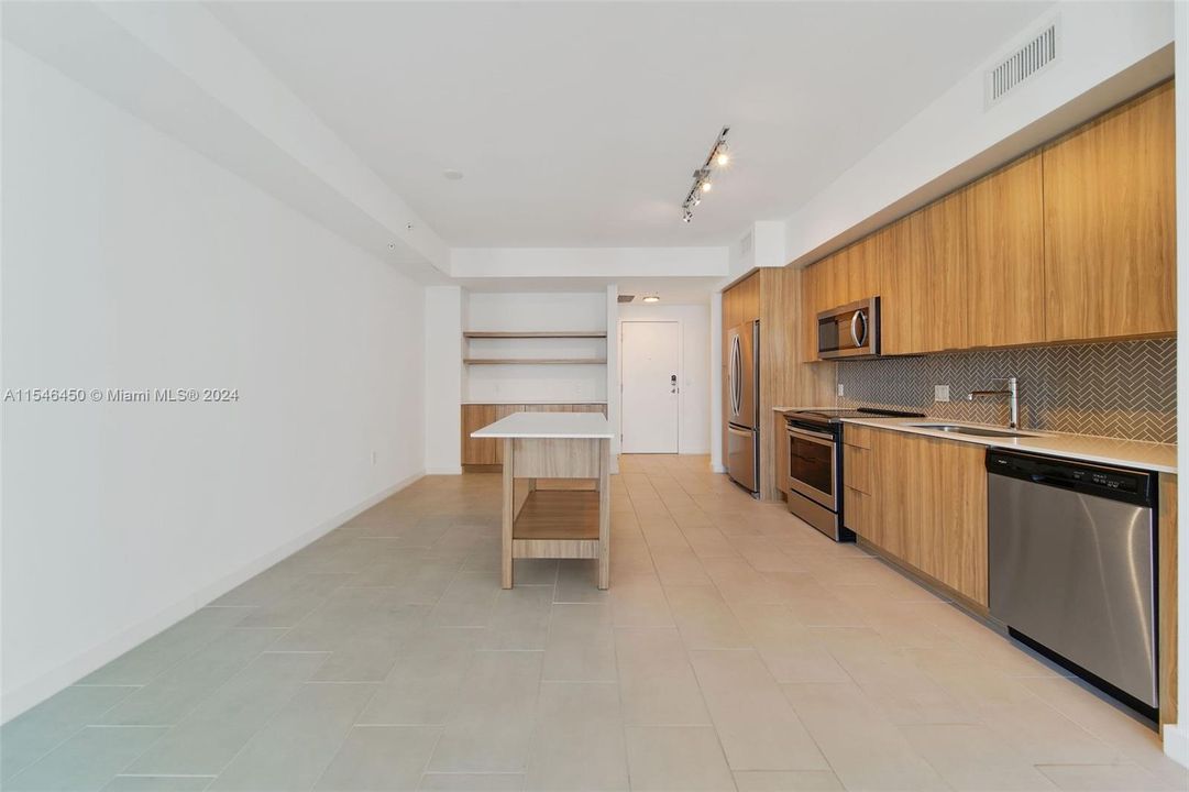 Active With Contract: $3,256 (1 beds, 1 baths, 830 Square Feet)