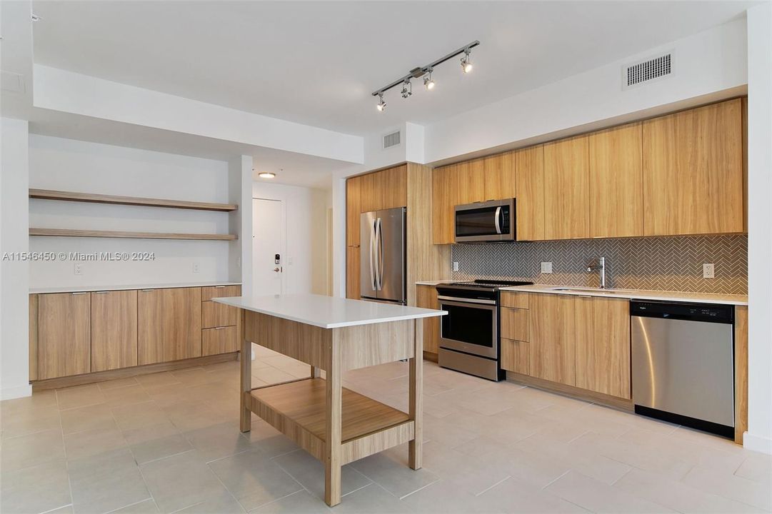 Active With Contract: $3,256 (1 beds, 1 baths, 830 Square Feet)