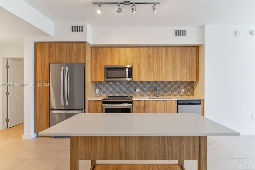 Active With Contract: $3,256 (1 beds, 1 baths, 830 Square Feet)