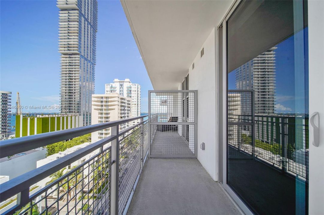 Active With Contract: $3,256 (1 beds, 1 baths, 830 Square Feet)