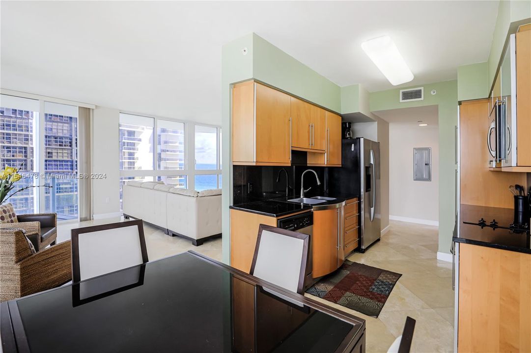 For Sale: $1,650,000 (2 beds, 2 baths, 1322 Square Feet)
