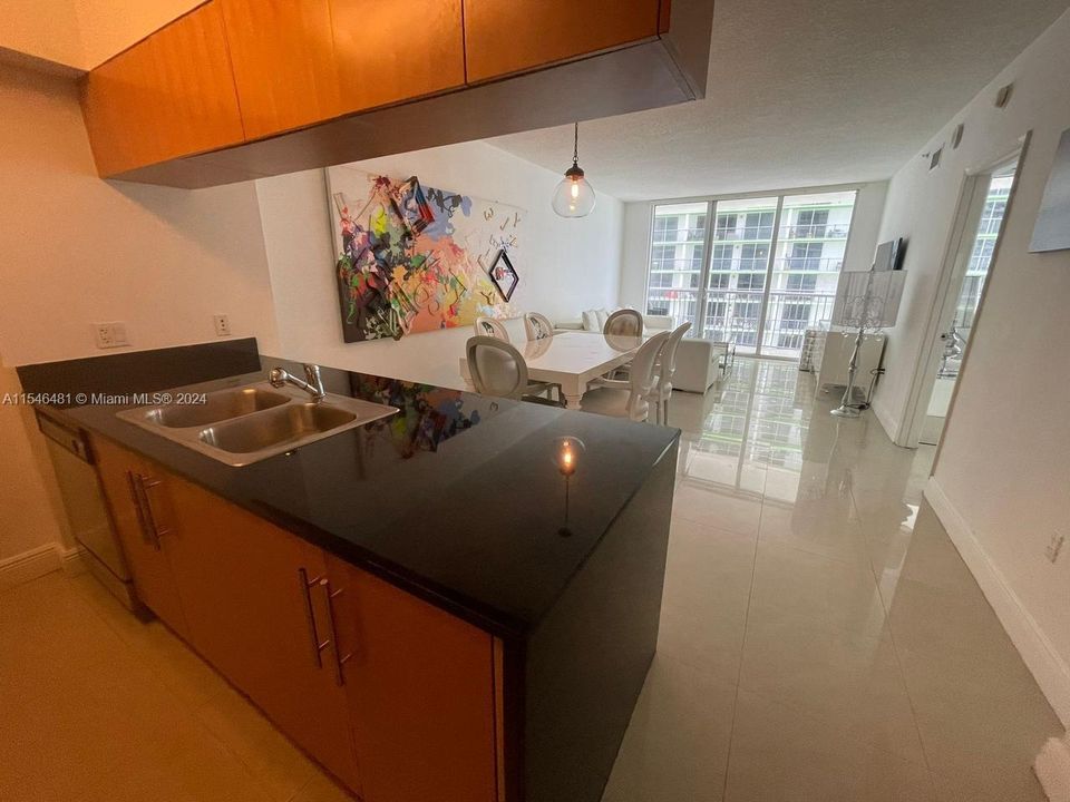 For Sale: $430,000 (1 beds, 1 baths, 825 Square Feet)