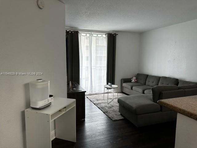 For Sale: $250,000 (1 beds, 1 baths, 553 Square Feet)