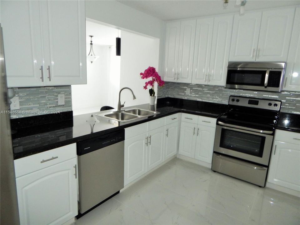 Active With Contract: $5,200 (2 beds, 2 baths, 1435 Square Feet)