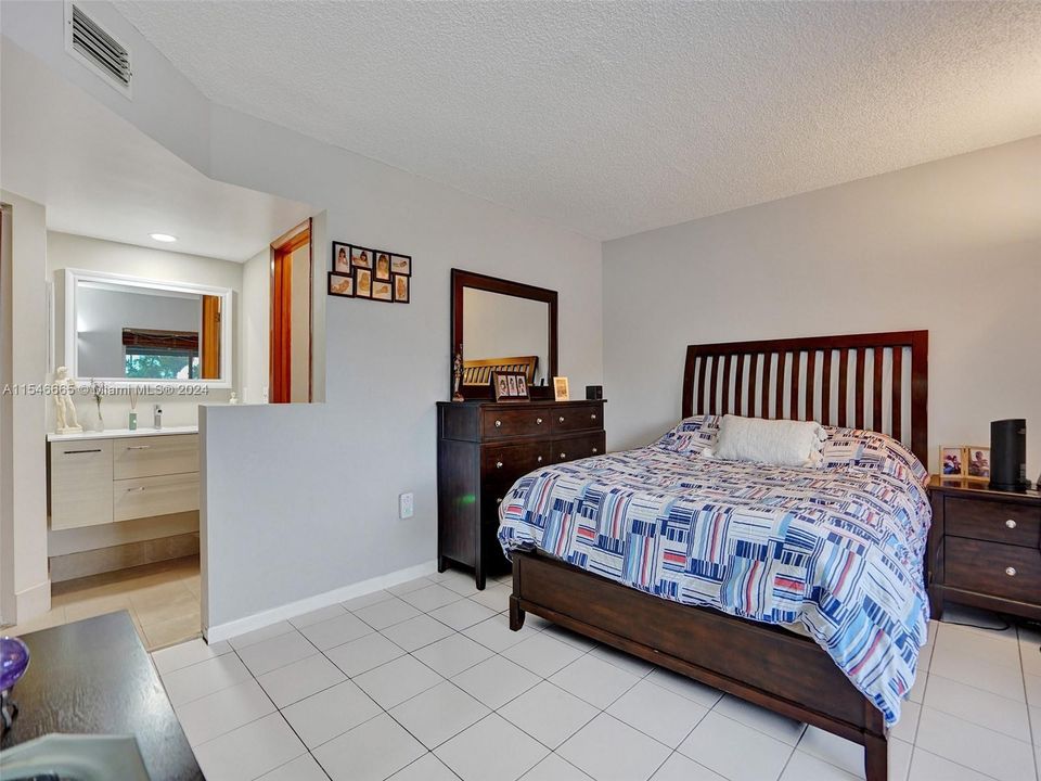 MASTER BEDROOM WITH FULLY RENOVATED MASTER BATH, WALK-IN CLOSET AND LARGE BALCONY WITH AWNING FACING LAKE
