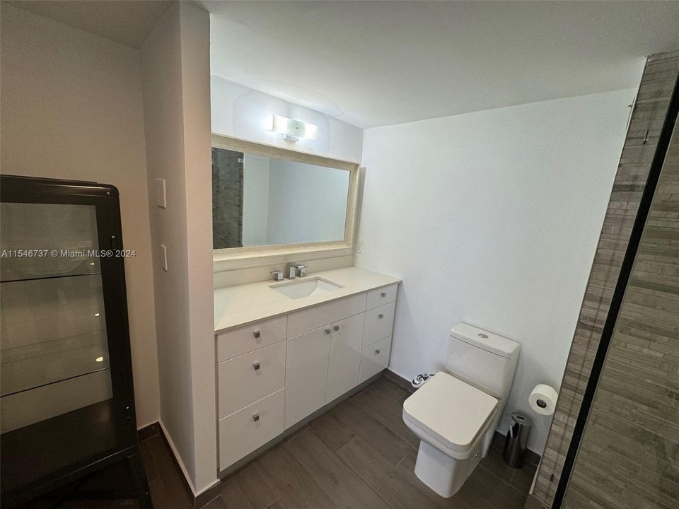 For Sale: $550,000 (1 beds, 1 baths, 874 Square Feet)