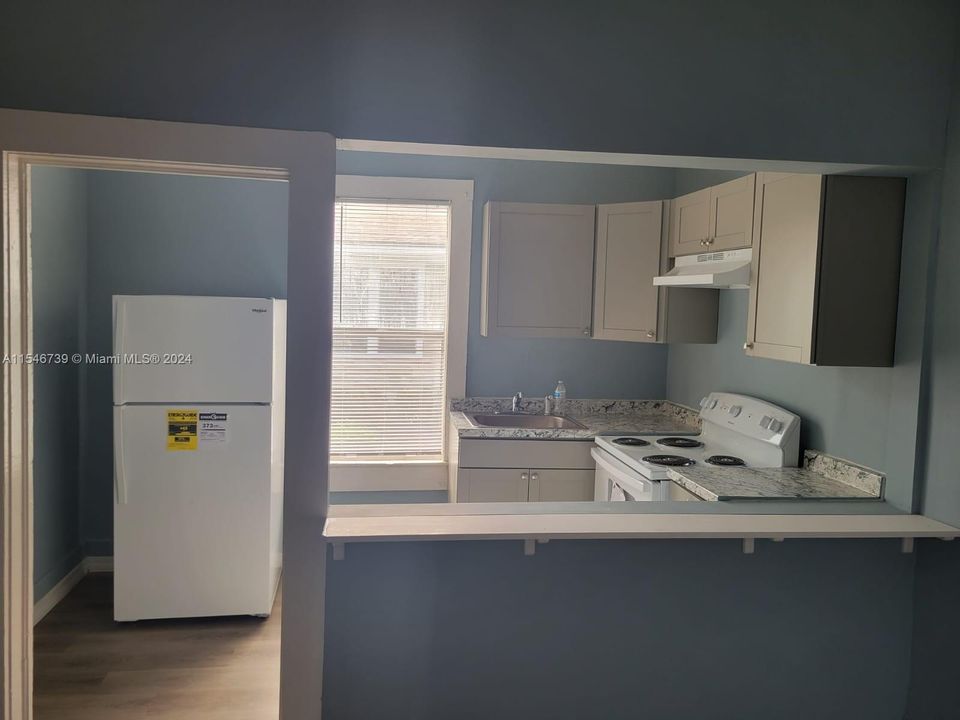 For Sale: $129,000 (2 beds, 1 baths, 885 Square Feet)
