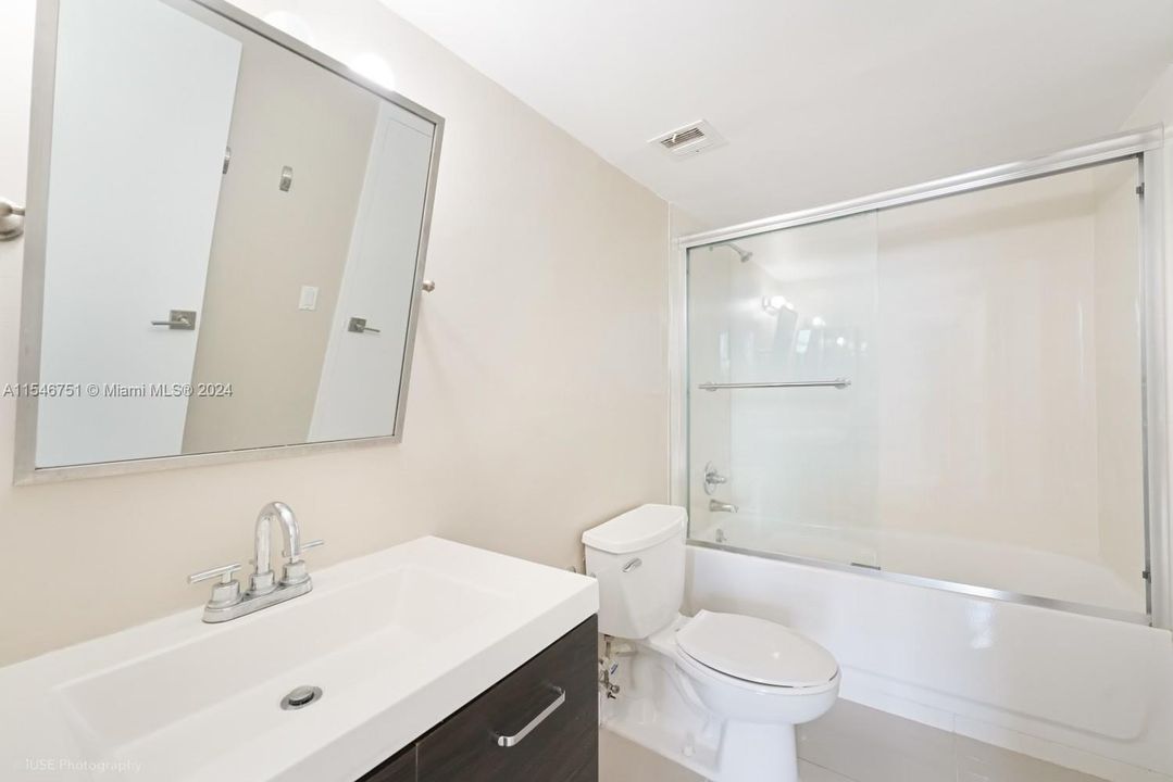 Active With Contract: $2,150 (2 beds, 2 baths, 1050 Square Feet)