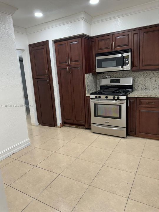 For Sale: $1,050,000 (3 beds, 2 baths, 1474 Square Feet)