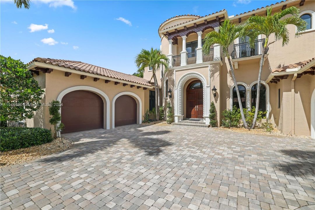 Recently Sold: $3,200,000 (6 beds, 7 baths, 6531 Square Feet)