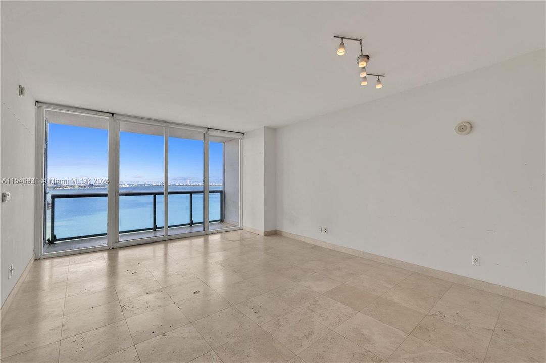 Recently Rented: $3,300 (1 beds, 1 baths, 773 Square Feet)